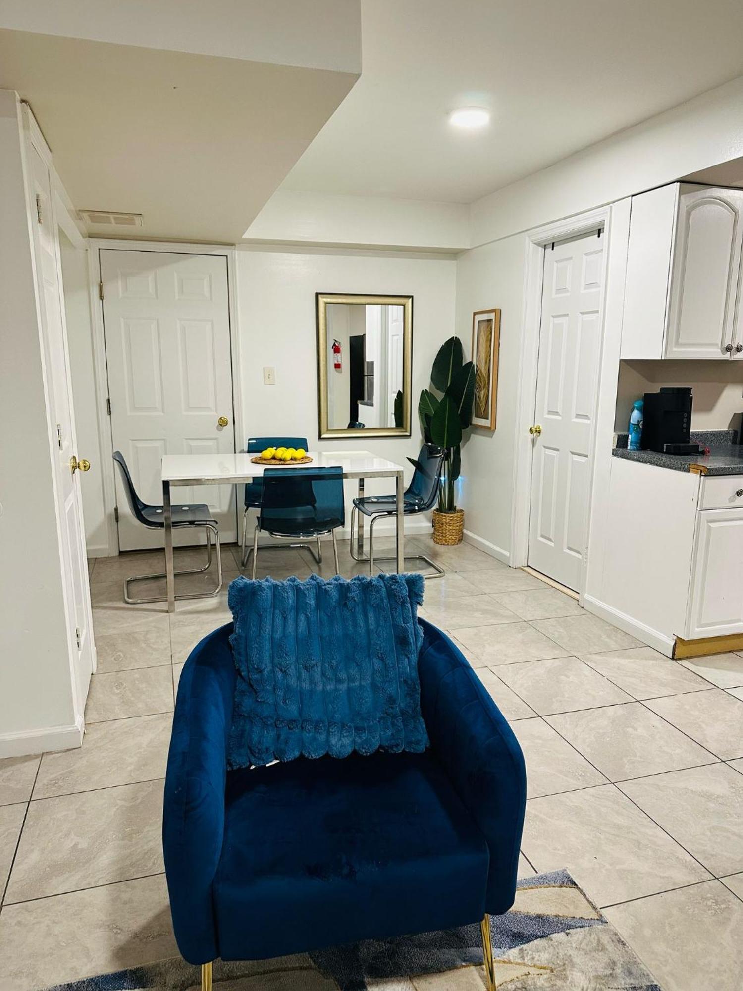 Cosy Bedroom 6 Minutes To Ewr Prudential Hotels Pen Station Newark Bagian luar foto